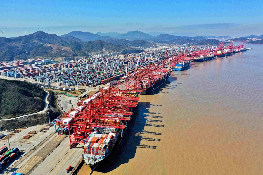 满载着中国小商品从义乌站驶出,经宁波舟山港的250余条国际航线发往